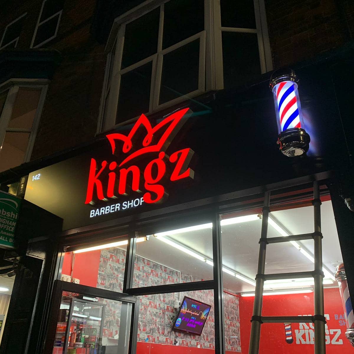 @kingz_barber1 signboard at night like amazing.

To place an order for a 3D signboard, If at all possible PLEASE whatsapp me on 07702153393