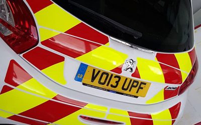Applying reflective vinyls to the rear of the Peugeot 208#reflective #carsigns #carlivery #peugeot #208 #security