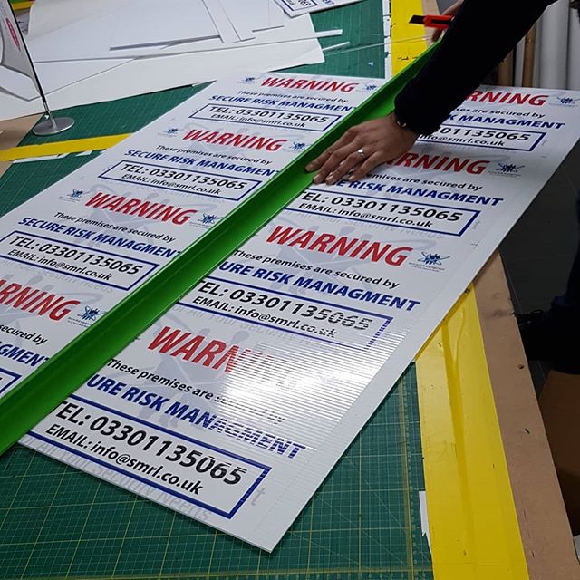 Cutting correx boards down to size.To place your order whatsapp me: Mak of Big Print Birmingham on 07702153393Or use this whatsapp link from your mobile:https://wa.me/447702153393#bigprintbirmingham#printingbirmingham #printshop#shopsigns#largeformatprinting#posters#cards #correxboards #security