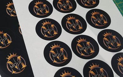 51mm circle stickers for @_.mque._ To place your order whatsapp me: Mak of Big Print Birmingham on 07702153393